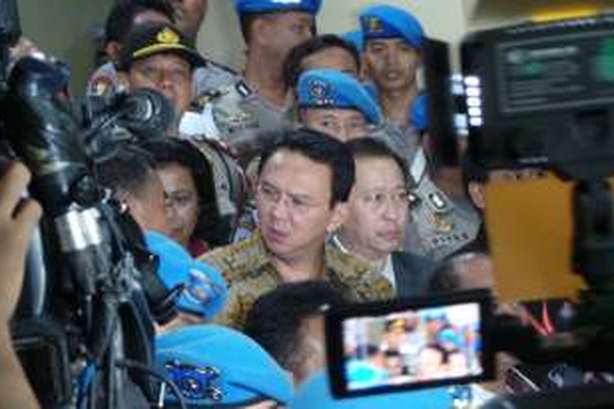 Tersangka kasus dugaan penistaan agama, Basuki Tjahaja Purnama atau Ahok, seusai diperiksa oleh Bareskrim Mabes Polri, Selasa (22/11/2016).