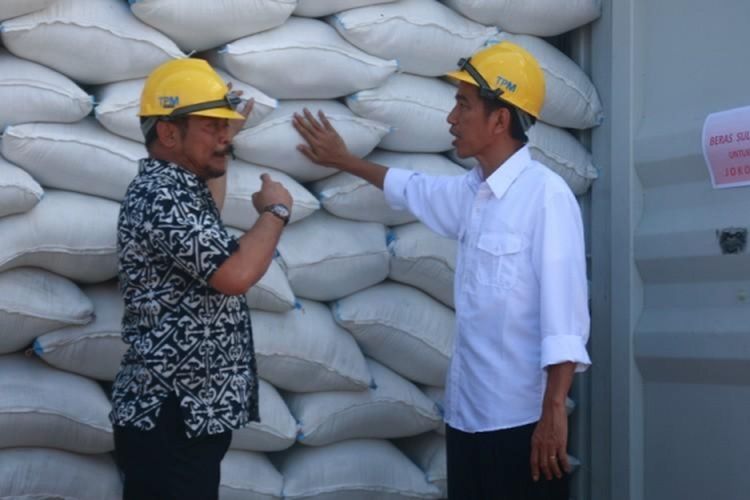 Presiden Joko Widodo ketika meninjau stok beras di Gudang Bulog bersama Menteri Pertanian, Syahrul Yasin Limpo, Jakarta. 