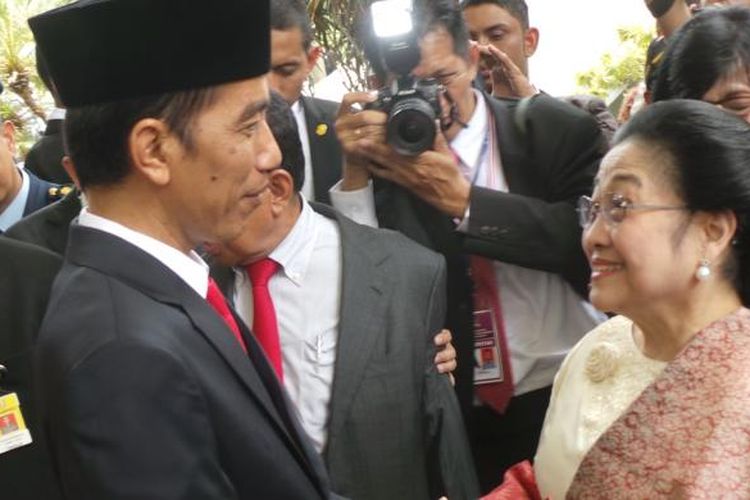 Ketua Umum DPP Partai Demokrasi Indonesia Perjuangan (PDI-P) Megawati Soekarnoputri memberikan ucapan selamat kepada Joko Widodo seusai pelantikan presiden dan wakil presiden, Senin (20/10/2014).