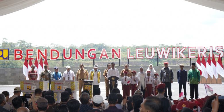 ADHI bersama Presiden Jokowi meresmikan Bendungan Leuwikeris di Kabupaten Tasikmalaya, Jabar, Kamis (29/8/2024).