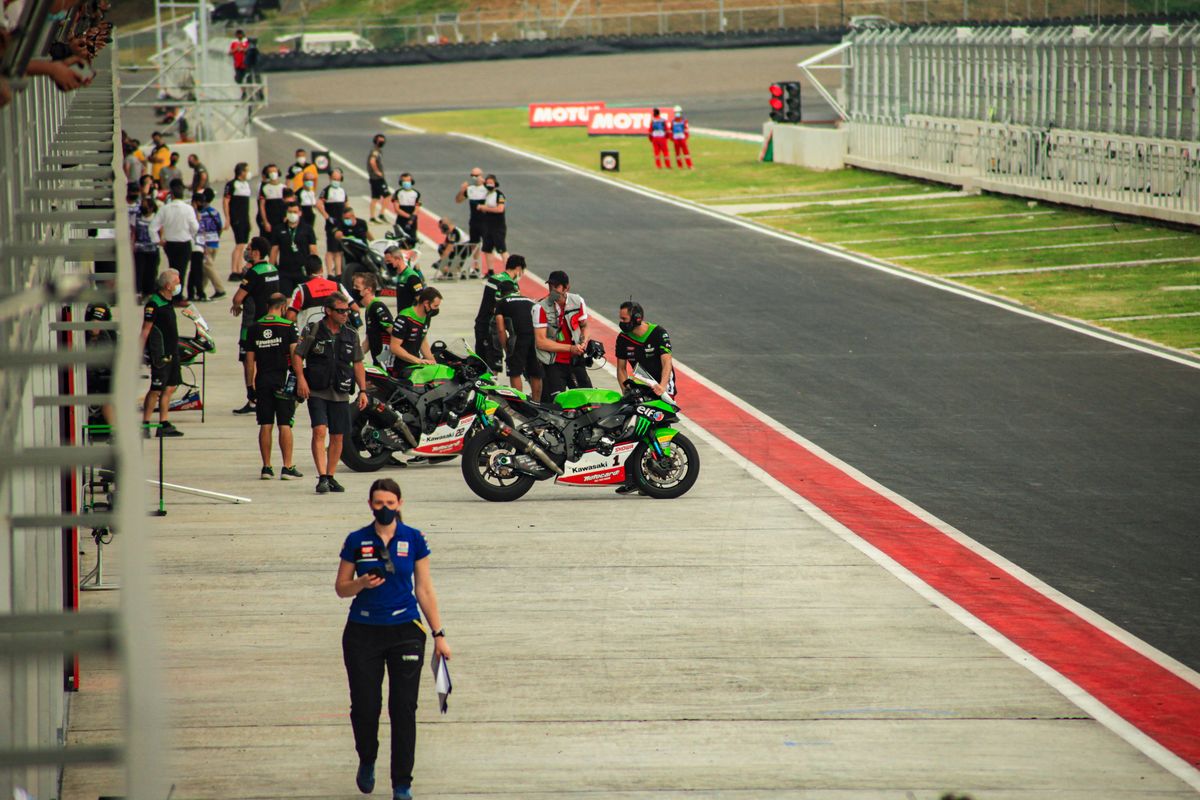 Suasana paddock WSBK Mandalika saat free practice (FP) 2 di Sirkuit Mandalika.