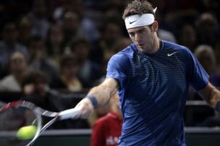 Petenis Argentina, Juan Martin Del Portro mengembalikan bola Roger Federer dari Swiss, pada laga perempat final Paris Masters di Bercy Palais-Omnisport, Paris, Jumat (1/11/2013).