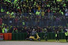 Perpisahan Emosional Valentino Rossi - Lautan Kuning, Raih Trofi, Marquez...