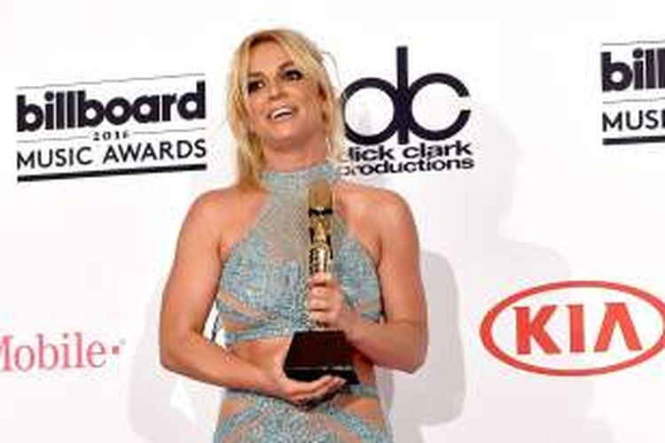 Penyanyi Britney Spears menerima Millenium Award pada Billboard Music Awards 2016, yang digelar di T-Mobile Arena di Las Vegas, Nevada, AS, Minggu (22/5/2016).