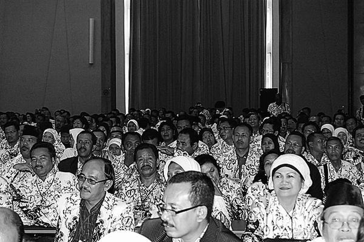 Ribuan guru peserta Kongres Nasional XX PGRI di Palembang, Sumatera Selatan, Selasa (1/7), bertanya jawab dengan Mendiknas Bambang Sudibyo. Dalam kegiatan tersebut, Mendiknas banyak mendapatkan kritik soal keseriusan pemerintah dalam menyejahterakan guru.  