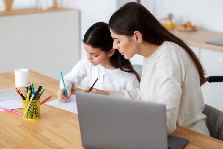 Saran Psikolog agar Media Sosial Tak Memicu Munculnya Mom Guilt 