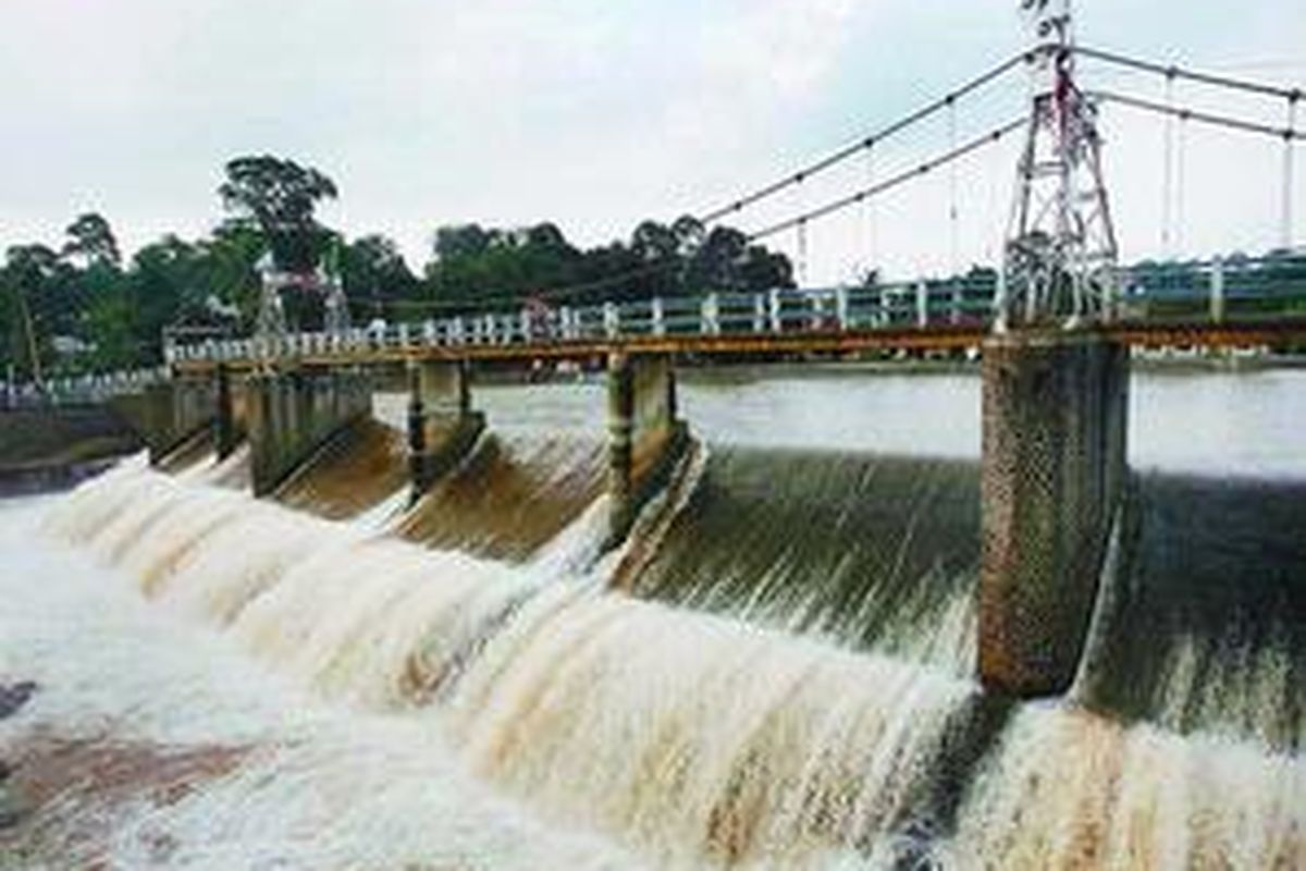 Bendung Katulampa, Bogor, dilihat dari sisi depan, Minggu (18/1). Bangunan ini dibangun pada tahun 1911 dengan tujuan sebagai sarana irigasi lahan seluas 5.000 hektar yang terdapat di sisi kanan dan kiri bendung dan sebagai sistem informasi dini terhadap bahaya banjir.  