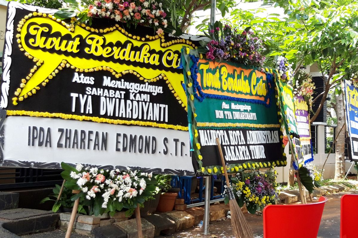 Sejumlah karangan bunga turut berduka cita di kediaman Tya Dwiardianti, Finalis None Jakarta Timur 2017 yang jadi korban tsunami Banten, Senin (24/12/2018)
