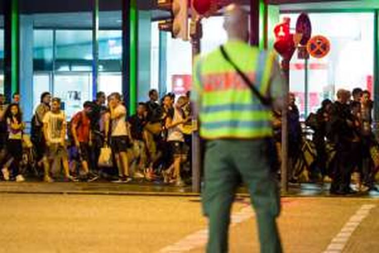 Sejumlah orang dievakuasi dari pusat perbelanjaan Olympia Einkaufzentrum OEZ di Munich, Jerman, Jumat (22/7/2016), setelah serangan bersenjata di tempat itu. Sembilan orang dilaporkan tewas.