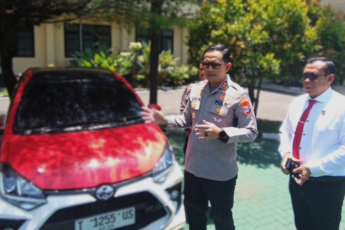 Kapolres Magetan AKBP Raden Erik Bangun Prakasa memperlihatkan mobil yang digunakan 4 pelaku perampokan minimarket 24 jam wilayah Maospati, Kabupaten Magetan pada Kamis (4/9/2025) sekitar pukul 04.30 WIB. Dua pelaku yang merupakan sindikat perampokan antar wilayah yang telah beraksi 6 kali di 5 lokasi berbeda tersebut diamnakan polisi di Depk, Jawa Barat.