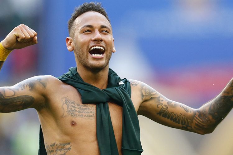 Pemain Brasil Neymar melakukan selebrasi usai memenangi laga 16 besar Piala Dunia 2018 melawan Meksiko di Samara Arena, Senin (2/7/2018). Brasil memastikan satu tiket ke babak perempat final usai menaklukkan Meksiko dengan skor 2-0.