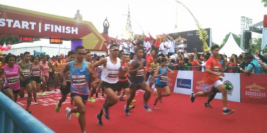 Ribuan peserta Bank Jateng Borobudur Marathon (BJBM) 2017 start pukul 05.00 WIB, di Candi Borobudur,  Magelang, Minggu (19/11/2017).