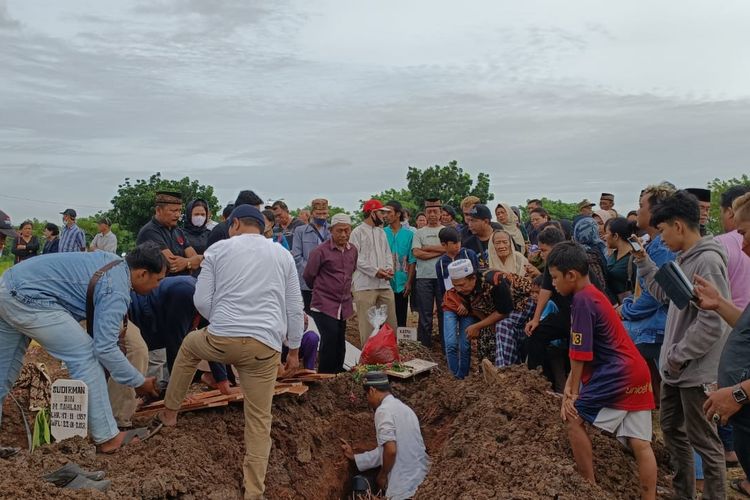 Suasana pemakaman Sony Rizal Taihitu di TPU Mangunjaya, Tambun Selatan, Kabupaten Bekasi, Selasa (24/1/2023). Sony merupakan korban pembunuhan yang terjadi di wilayah Cimanggis, Depok, pada Senin (23/1/2023) kemarin.