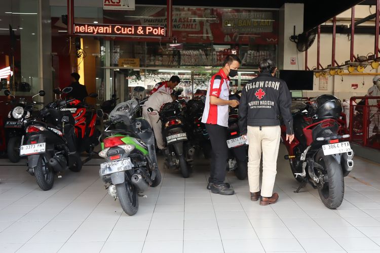 Ilustrasi servis motor di AHASS