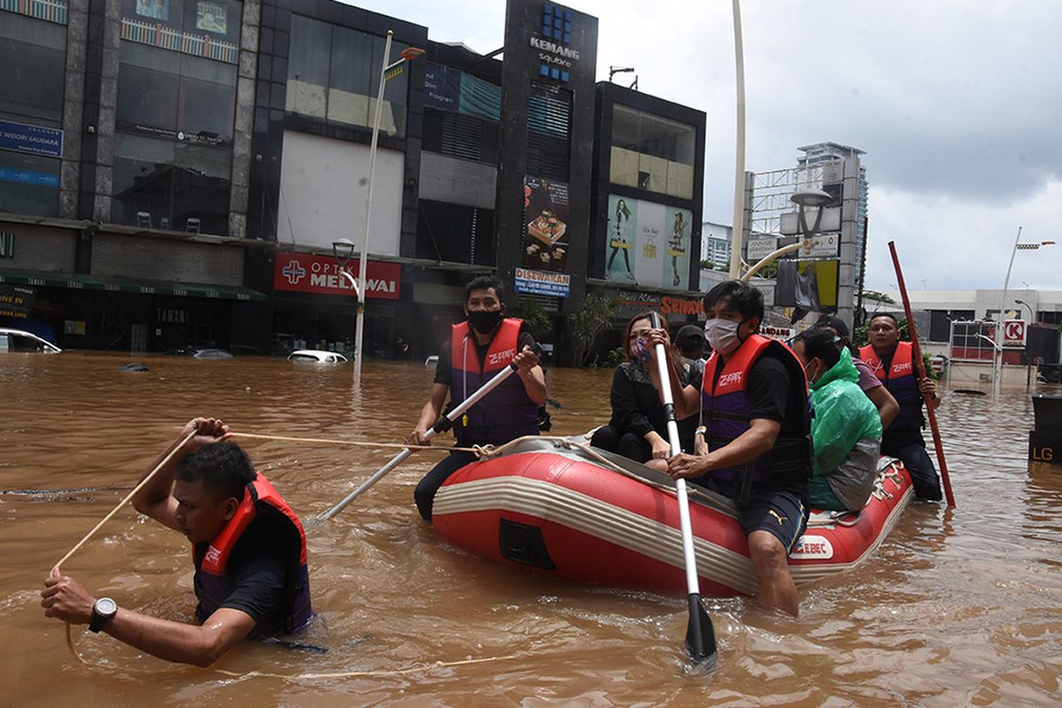 Petugas mengevakuasi warga menggunakan perahu karet saat banjir di kawasan Kemang, Jakarta Selatan, Sabtu (20/2/2021). Banjir yang terjadi akibat curah hujan tinggi serta drainase yang buruk membuat kawasan Kemang banjir setinggi 1,5 meter.