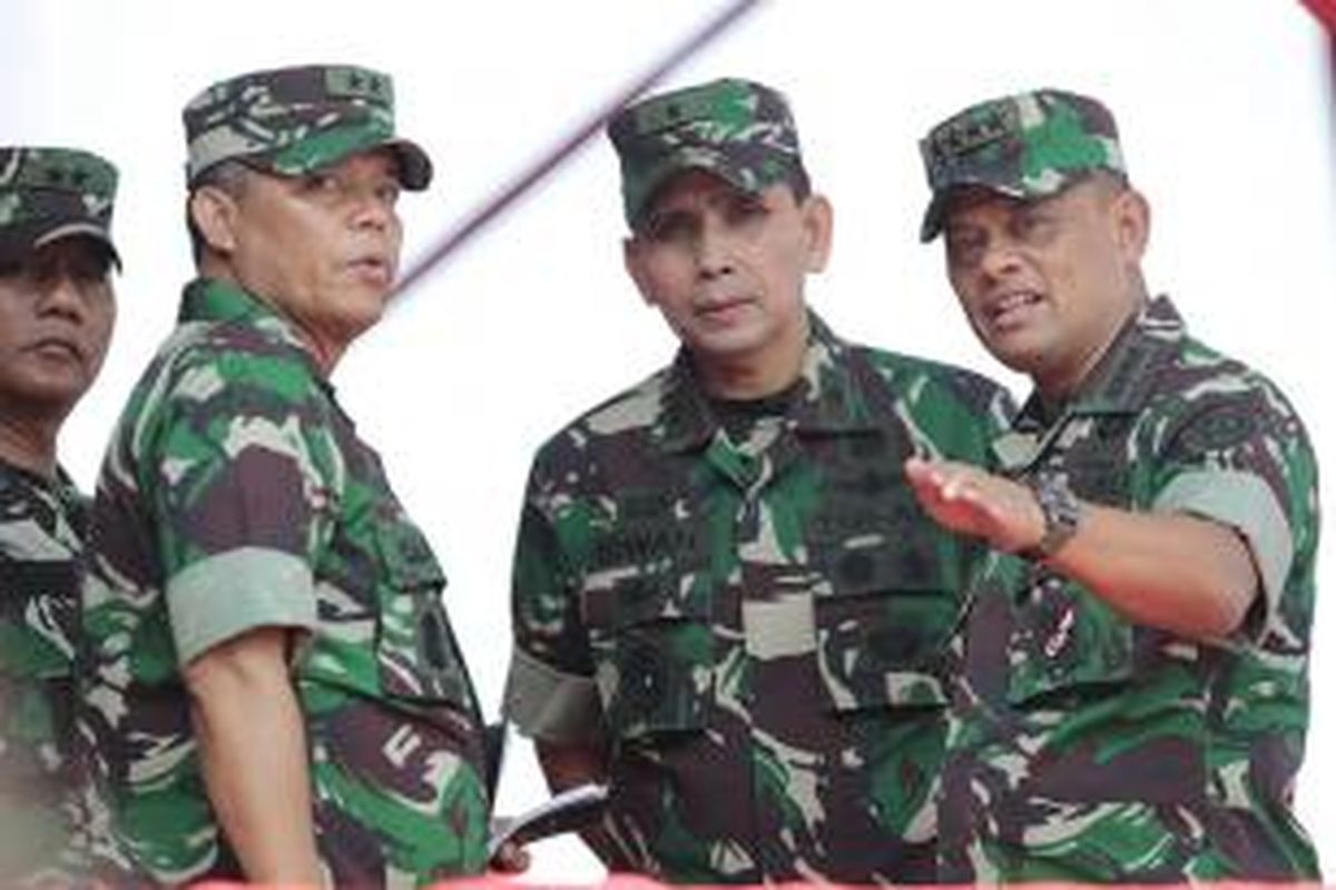 Panglima TNI Jenderal Gatot Nurmantyo (kanan) saat geladi bersih HUT Ke-70 Tentara Nasional Indonesia di Dermaga Indah Kiat, Cilegon, Banten, Sabtu (3/10/2015).