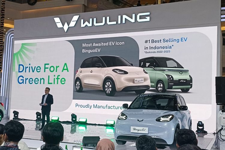 Vice President Wuling Motors Arif Pramadana pada peluncuran Wuling BinguoEV di Grand Atrium, Kota Kasablanka, Jakarta Selatan, Jumat (15/12/2023).