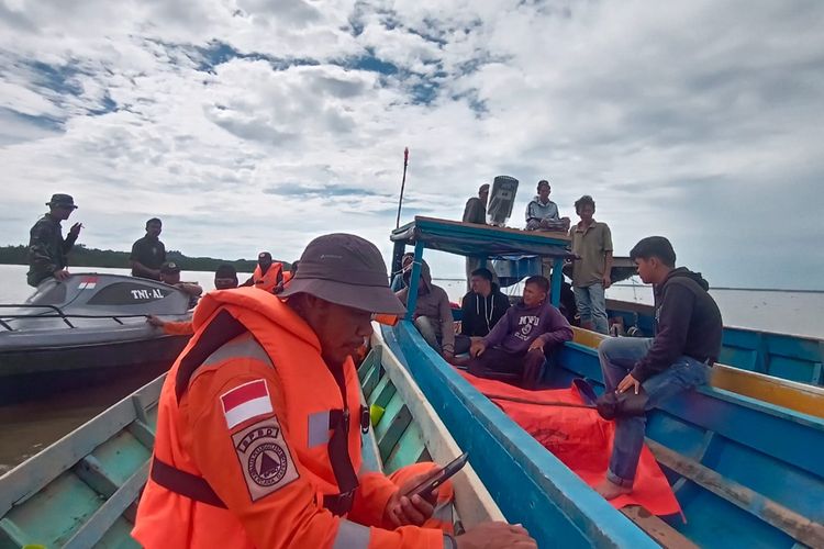 Tim SAR melakukan pencarian ABK yang diduga terjatuh di perairan Tanjung Cantik, Nunukan Kaltara