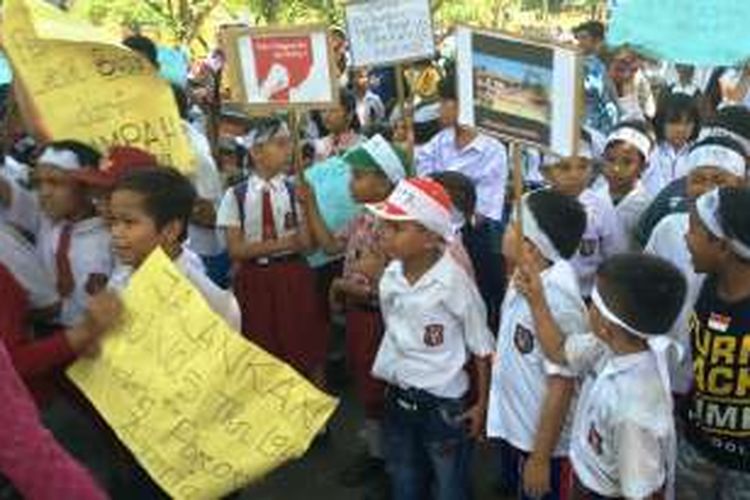 KOMPAS.com/ Mei Leandha - Menolak digusur, ratusan siswa SD dan SMP berunjuk rasa di depan gedung DPRD Sumut, Kamis (15/9/2016)