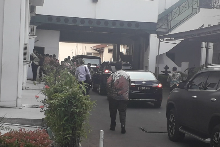 Menteri Koordinator Politik Hukum dan Keamanan Wiranto kembali tiba di Pabviliun Kartika RSPAD Gatot Soebroto, Sabtu (19/10/2019) sore.