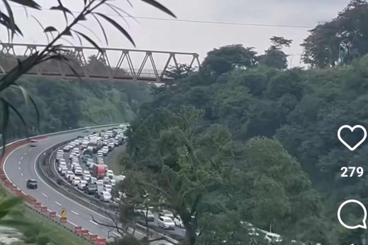 Tol Gayamsari Semarang arah Solo, Jawa Tengah macet panjang pada Jumat (28/3/2025). 