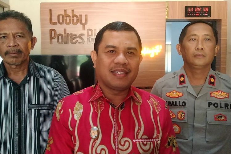 Wakil Bupati Buton, Syarifuddin Saafa (baju merah), melakukan koordinasi dengan Polres Buton terkait perebutan lahan tambang di Lambusango, Kamis (18/9/2025)