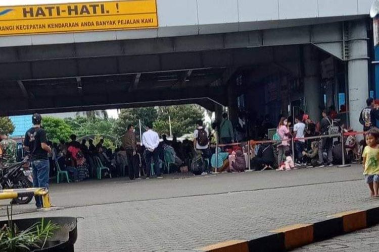 Ratusan pemudik yang mengantre di Pelabuhan Bakauheni. (FOTO: Dok. warga)