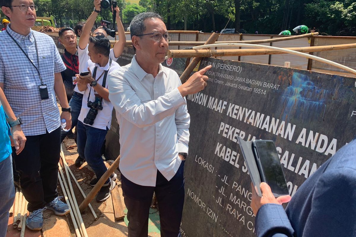 Pejabat (Pj) Gubernur DKI Jakarta, Heru Budi Hartono melakukan peninjauan penataan prasarana umum di beberapa titik wilayah Jakarta pada Sabtu (18/3/2023). Selain kabel semrawut, Heru juga memantau proyek galian PLN.