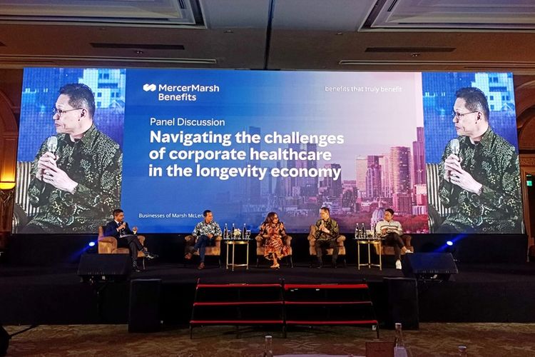 Sesi panel bertajuk Navigating the Challenges of Corporate Healthcare in the Longevity Economy dalam gelaran Indonesia Health Forum yang diselenggarakan oleh Mercer Marsh Benefits Indonesia di Hotel Shangri-La Jakarta, Kamis (9/10/2025).