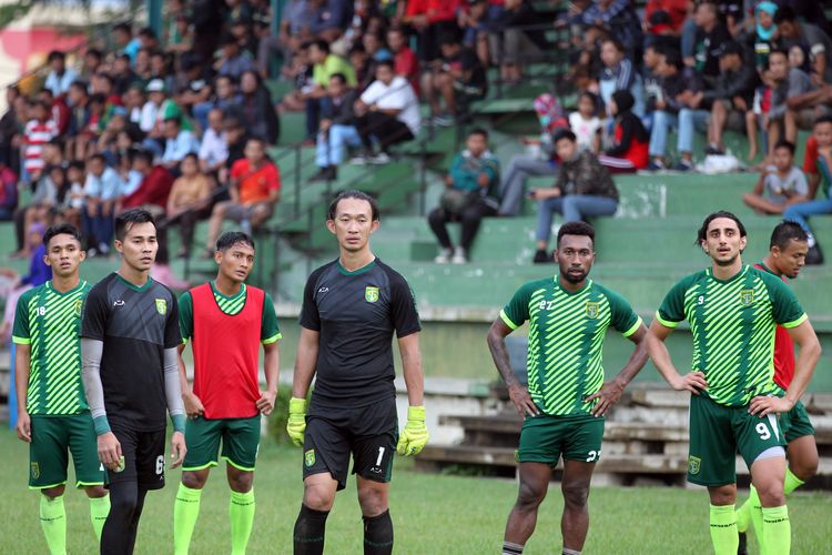 Pemain baru Persebaya Surabaya untuk musim 2020, yaitu Angga Saputra, Nasir, Rivky Mokodompit, Patrich Wanggai, dan Mahmoud Eid latihan bersama di Stadion Jenggolo Sidoarjo, Jawa Timur, Rabu (29/01/2020) sore.