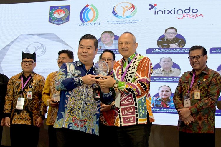 Sekretaris Daerah Provinsi (Sekdaprov) Jawa Barat (Jabar) Setiawan Wangsaatmaja mendapat predikat Sekretaris Daerah Provinsi Terbaik dengan Kepemimpinan Digital Terbaik dalam ajang Askompsi Digital Leadership Government (ADLG) Awards 2023 di Grand Ballroom, JIEXPO, Jakarta, Kamis (27/7/2023).