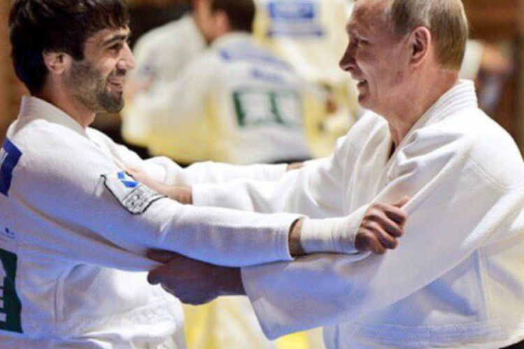 Presiden Rusia, Vladimir Putin mengalami cedera jari saat berlatih judo bersama juara Olimpiade, Beslan Mudranov.