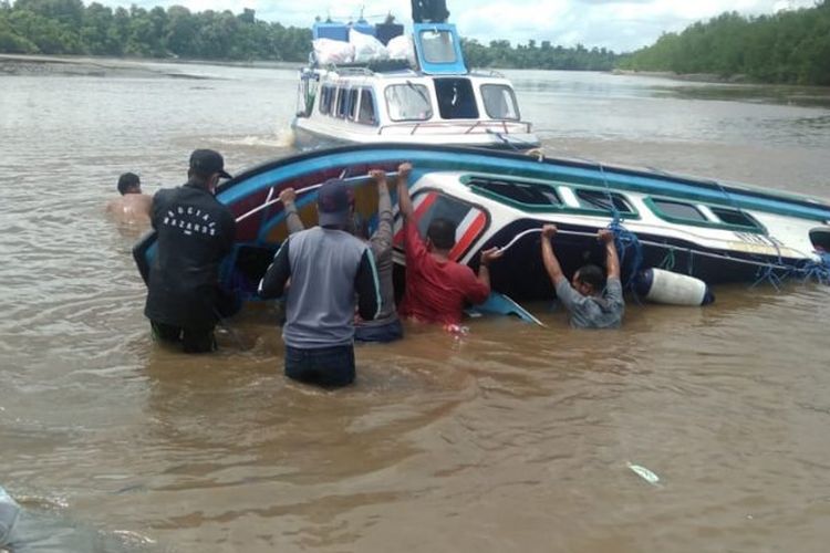 Kapal cepat Riyan yang kecelakaan di sungai Desa Plaju Kecamatan Sembakung dalam perjalanan dari Kota Tarakan menuju Desa Atap, Kecamatan Sebuku, Senin (7/6/2021). 