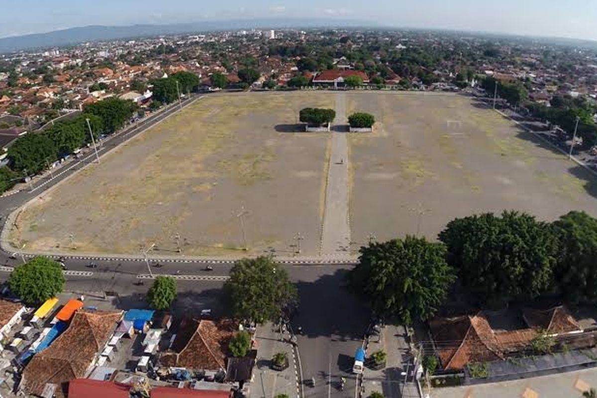 Potret udara alun-alun utara atau alun-alun lor di sisi depan dari Keraton Yogyakarta dengan dua pohon beringin di tengahnya.
