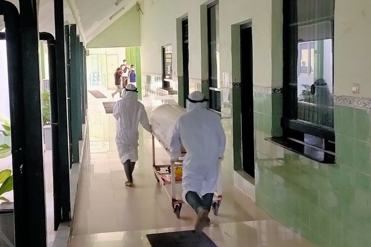 Tenaga kesehatan di RSUD Kardinah Kota Tegal mendorong kereta jenazah pasien, dengan mengunakan baju hazmat, Rabu (30/6/2021)