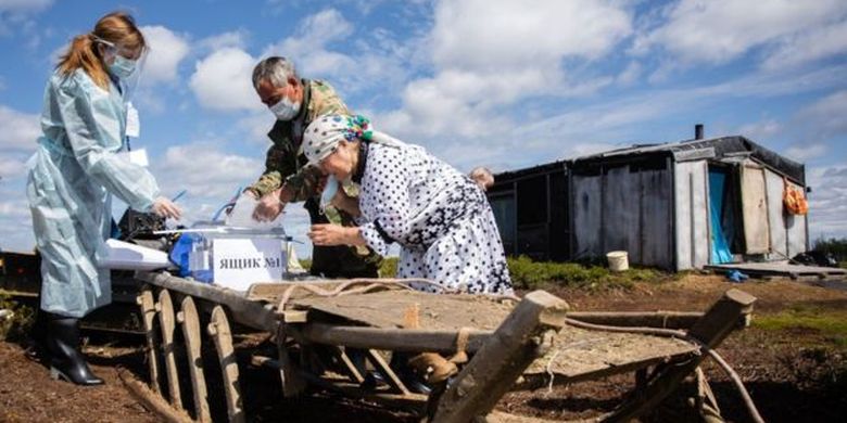 Dua warga kawasan otonomi Khanty-Mansi memberikan suara mereka lebih awal dalam referendum konstitusi Rusia 2020.