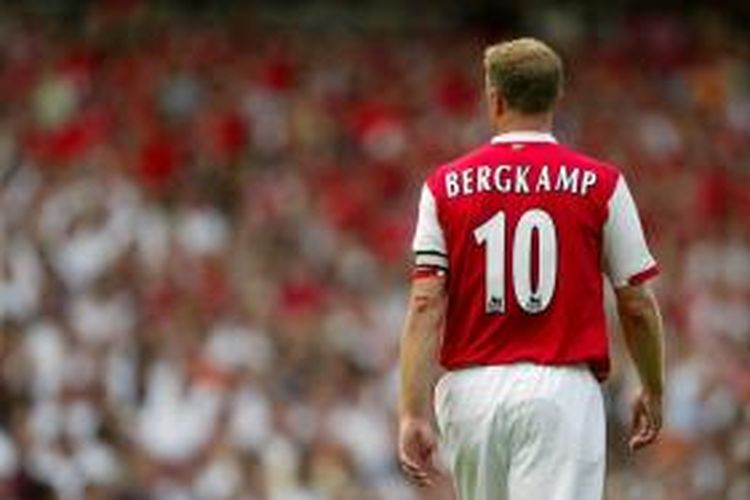 Denis Bergkamp saat masih berseragam Arsenal. 