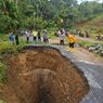 Jalan Ambles Mirip Sinkhole dan Tertimbun Longsor, 2.000 Warga di Limapuluh Kota Terisolasi