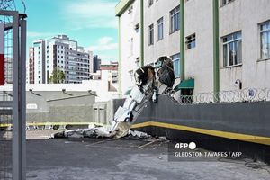 Detik-detik Pesawat Kecil Tabrak Gedung di Brasil, 3 Orang Tewas