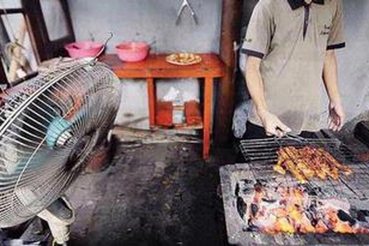Proses pemanggangan menu ayam bakar seraten di Pondok Sekarbela di Jalan Suryo, Jakarta Selatan, Jumat (3/6).