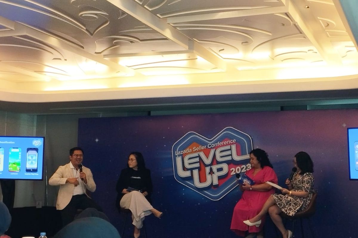 Canggih Satriatama (pertama dari kiri), Sandra Puspita Dewi (kedua dari kiri), dan Fitriah Rahmawati  (ketiga dari kiri) saat memberikan keterangan pers dalam kegiatan Media Briefing Lazada Seller Conference Level Up 2023 Ada Dukungan Suksesmu di Lazada di JS Luwansa Hotel, Jakarta, Jumat (27/10/2023).
