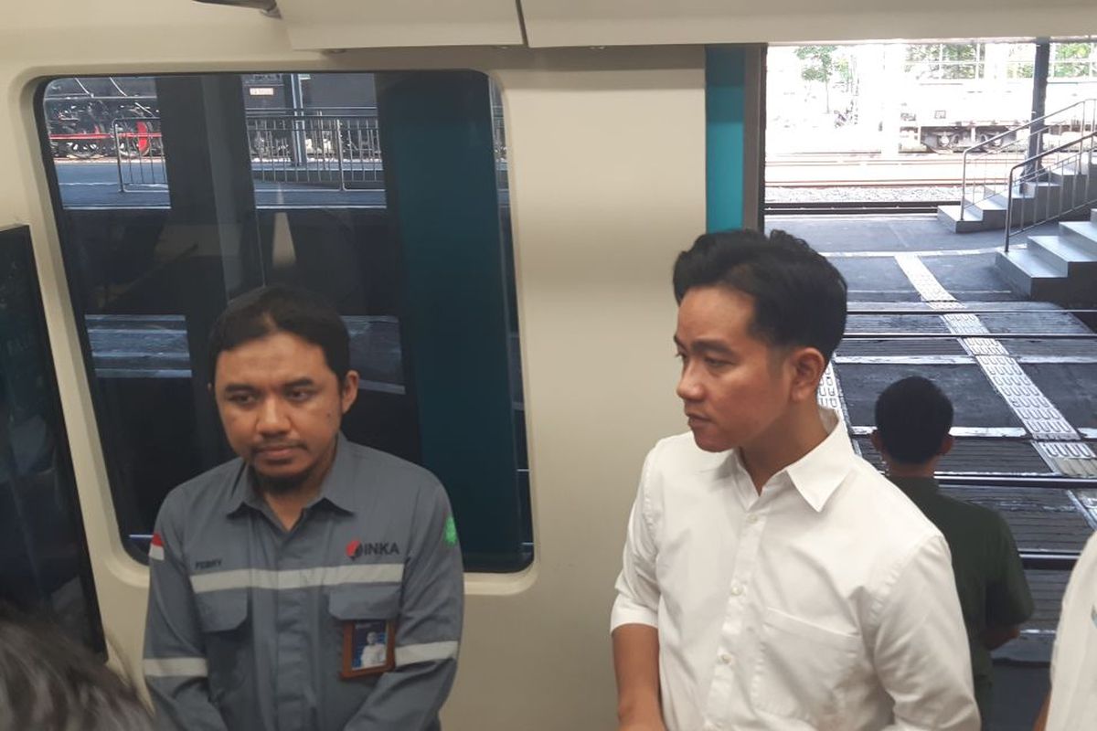 Wapres Gibran Tinjau Uji Coba Kereta Tenaga Baterai Buatan PT INKA di Solo