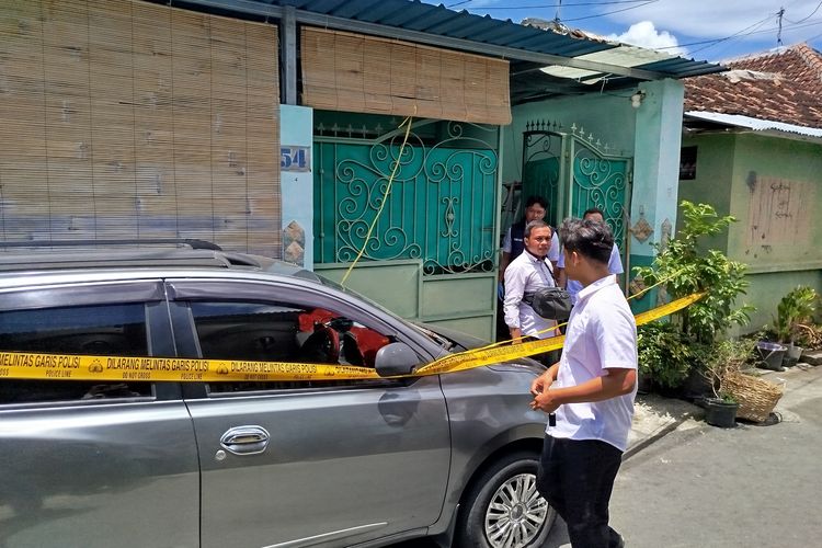 TKP pembunuhan rumah pegawai bank di Banyuwangi, Jawa Timur, Senin (20/10/2025).
