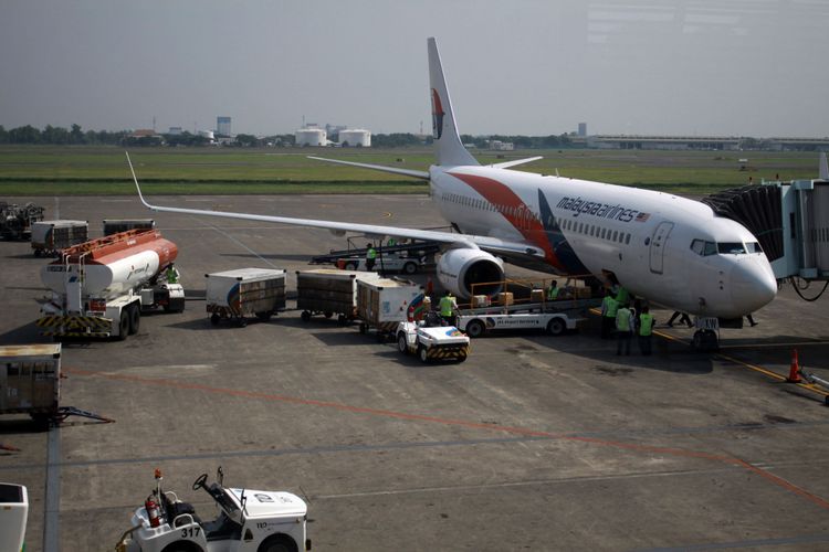 Pesawat Malaysia Airlines menurunkan barang di Terminal 2 Bandara Internasional Juanda Surabaya di Sidoarjo, Jawa Timur, Minggu (29/10/2017). Maskapai Malaysia Airlines kembali membuka rute penerbangan Kuala Lumpur - Surabaya selama empat kali seminggu . 