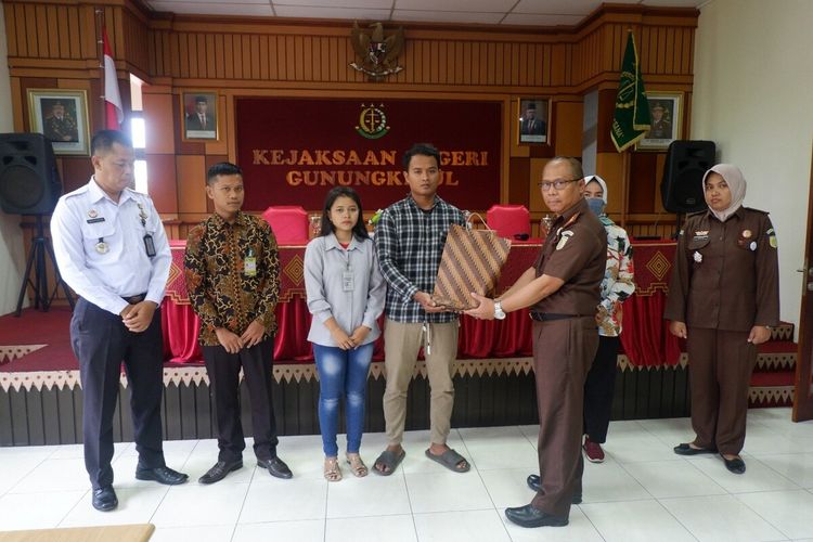 Penyerahan restitusi kepada keluarga korban penembakan Almarhum Aldi Apriyanto di Kantor Kejaksaan Negeri Gunungkidul, DI Yogyakarta. Rabu (8/11/2023)