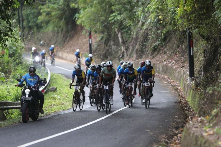 Peserta balap sepeda Cycling de Jabar 2022 menaklukkan tanjakan untuk menyelesaikan etape 1 sejauh 150 kilometer, Sabtu (27/8/2022). 