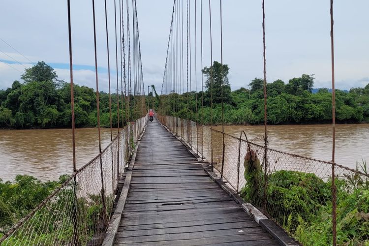 Jembatan gantung di Desa Wisata Pulau Sapi, yang menjadi salah satu spot wisata di sana, Minggu  (13/8/2023). 