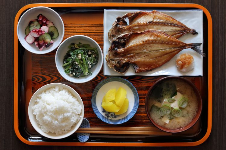 Ilustrasi makanan jepang atau washoku.