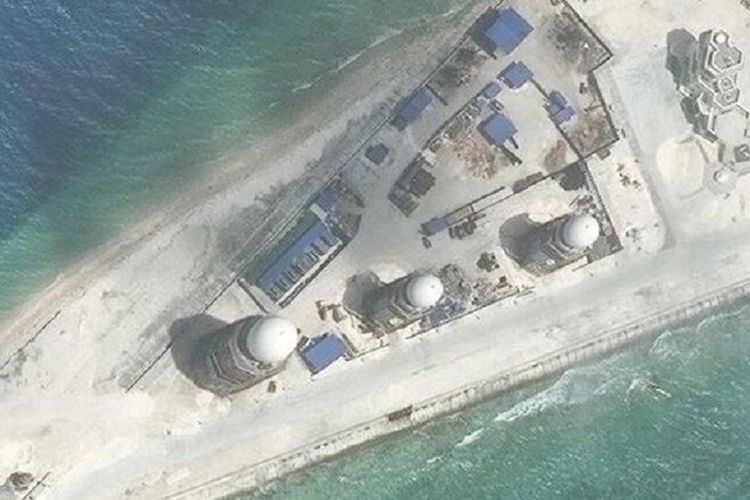 Pembangunan di pulau karang Fiery Cross di Kepulauan Spratly, menurut citra satelit yang direkam pada 9 Maret 2017, yang dirilis oleh Asia Maritime Transparency Initiative (AMTI).