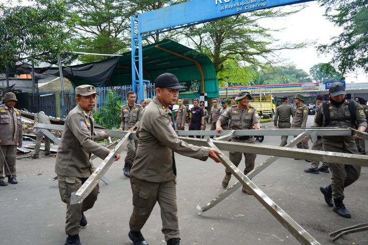Berdiri di Ruang Jalan, Belasan Lapak PKL Buah hingga Ayam Potong di Citeureup Bogor Dibongkar